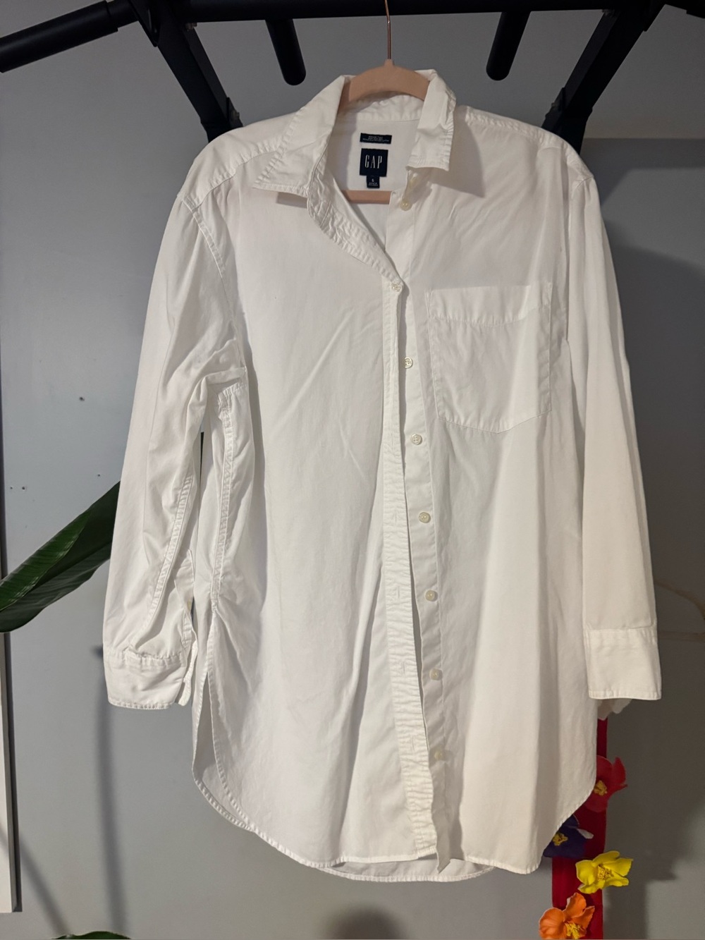 GAP women’s Classic White Button-Up Shirt
